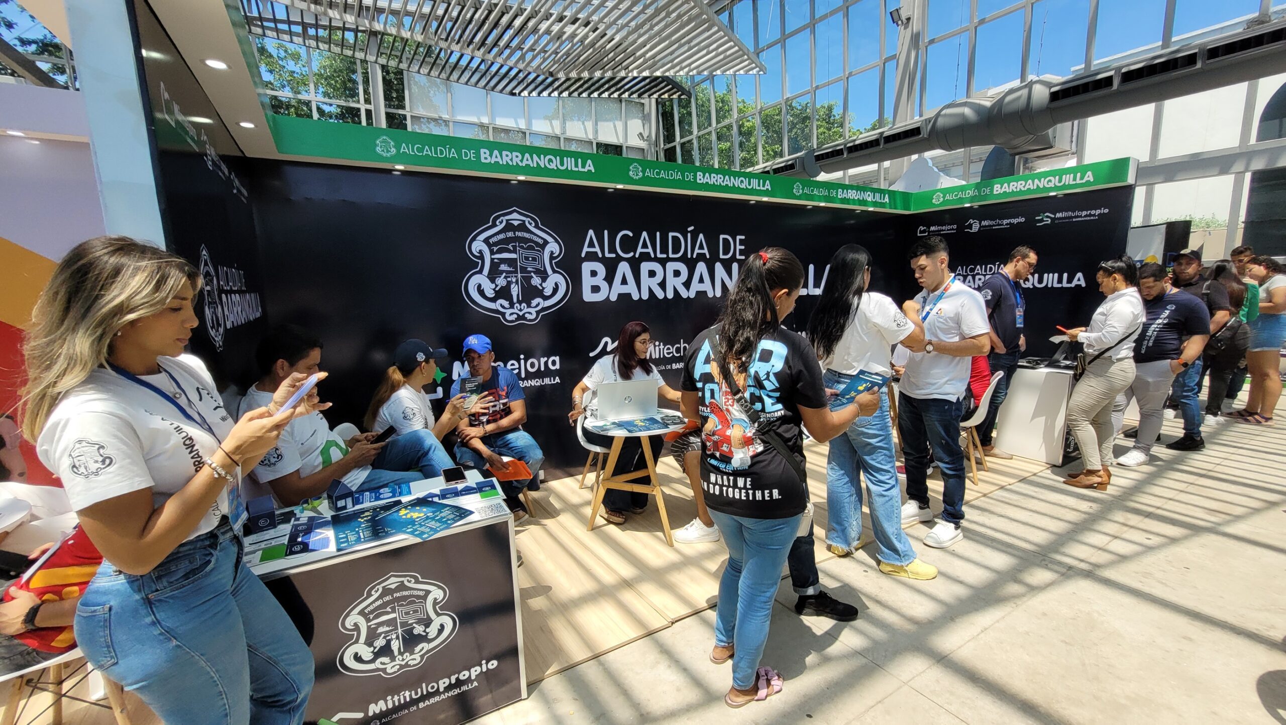 Grupo de personas en feria del programa Mi Techo Propio