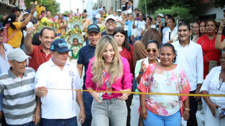 Ana María Aljure, Rafael Lafont, junto a comunidad en entrega de nueva vía.