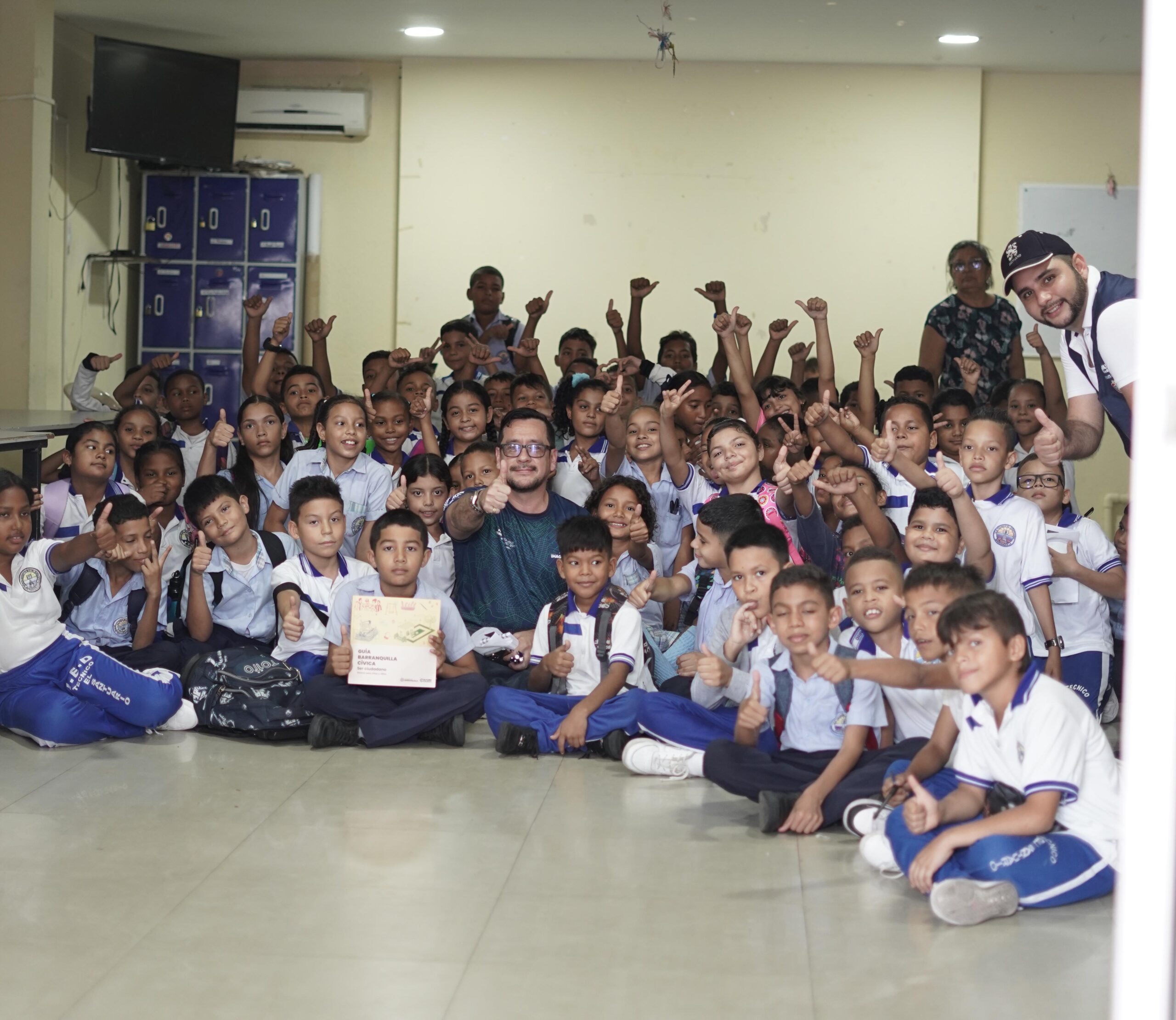 El jefe de la Oficina de Cultura Ciudadana con niños de un colegio