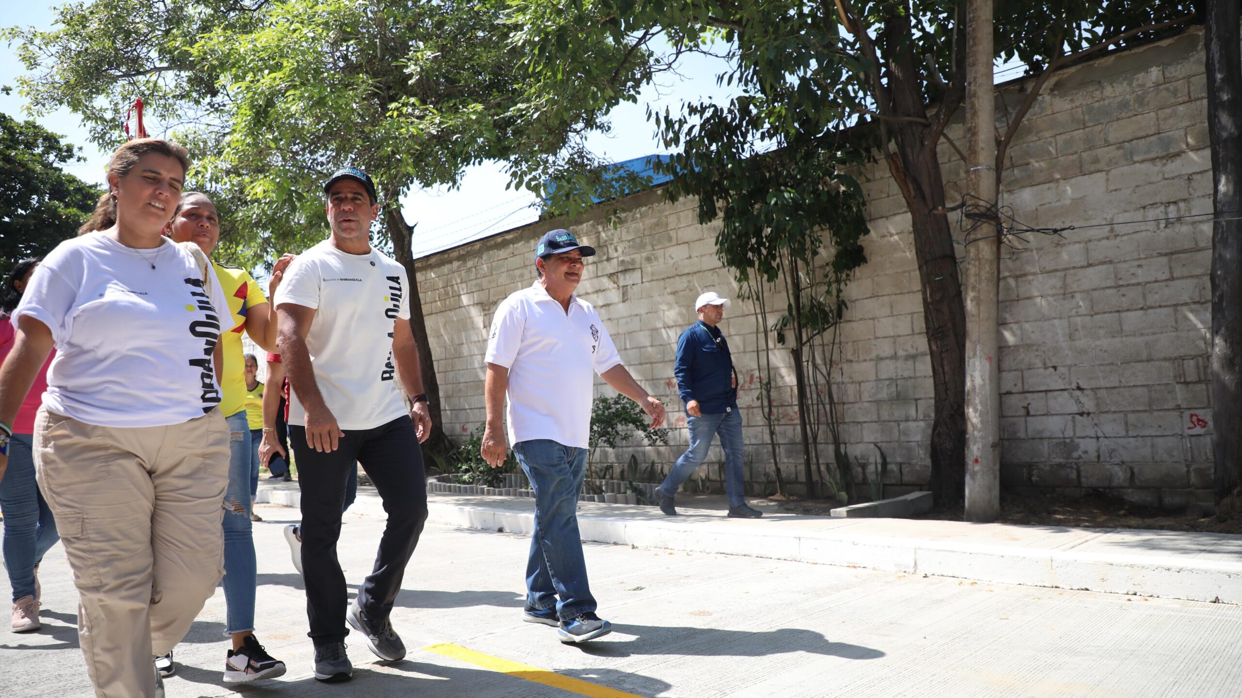 Alcalde Char, Paola Amar, Rafael Lafont, en recorrido de calles barrio San Salvador.