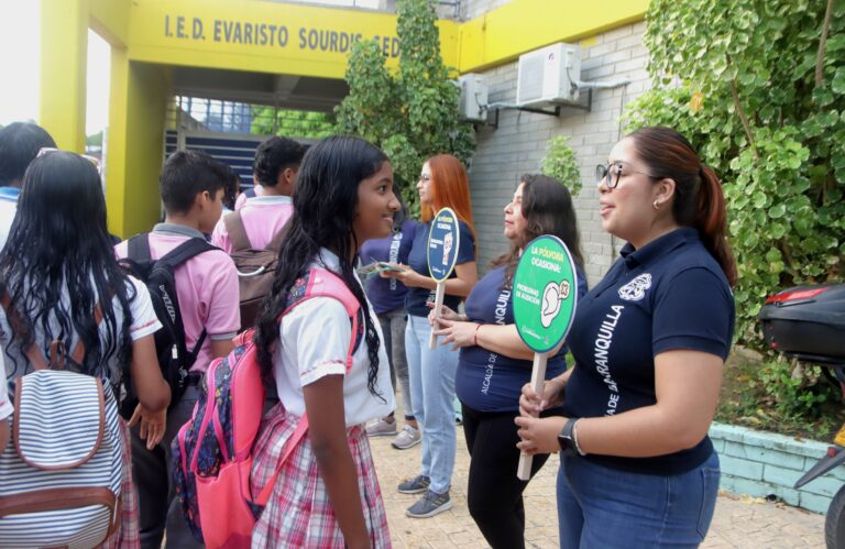 Funcionarios de Alcaldía de Barranquilla en estrategia 'Plan Bre' a estudiantes.