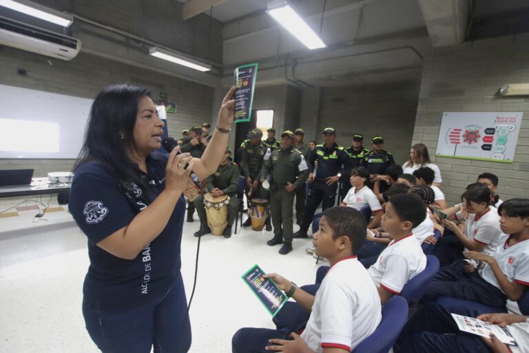 Funcionaria de la Alcaldía de Barranquilla socializando en Institución Educativa