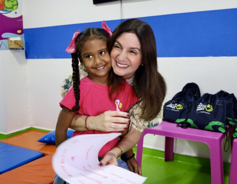 Katia Nule abrazando a niña.