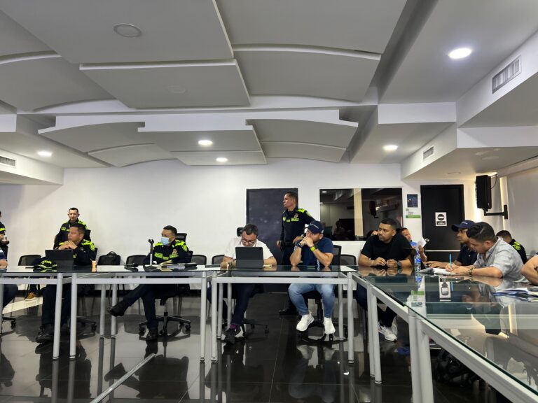 Nelson Patrón, Yesid Turbay y demás personas en reunión medias para encuentros deportivos.