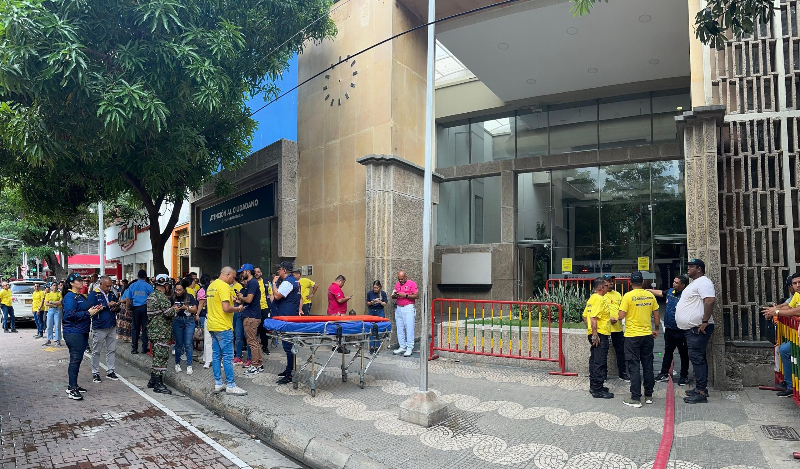 Grupo de personas y organismos de socorro situados en las inmediaciones de la Alcaldía de Barranquilla.