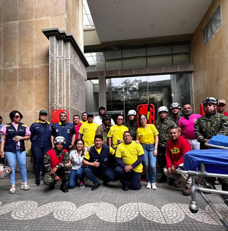 Grupo de personas y organismos de socorro en Simulacro Nacional de Respuesta a Emergencias 2024.