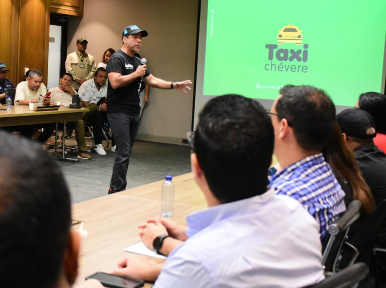 Alcalde en la presentación de Taxichévere