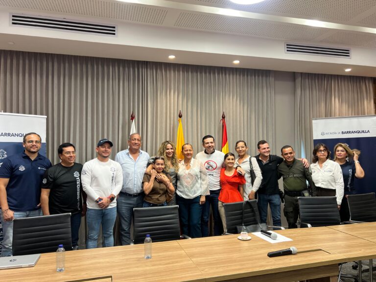 Grupo de funcionarios de la Alcaldía de Barranquilla junto a ciudadanos en socialización de decreto