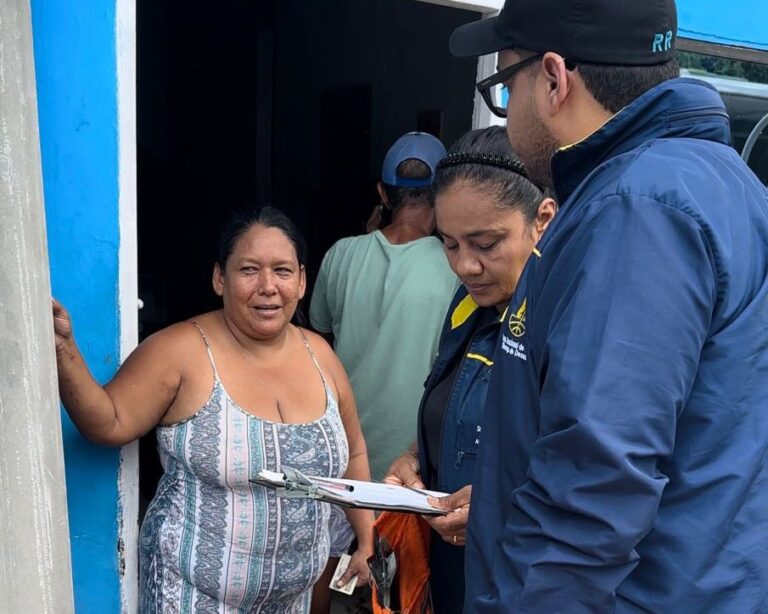 Funcionarios de la Alcaldía caracterizando a familias afectadas por vendaval.