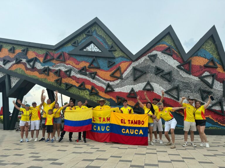 Grupo de visitantes de El Tambo, Cauca, en el Gran Malecón, con banderas de Colombia por eliminatorias Colombia vs Chile.