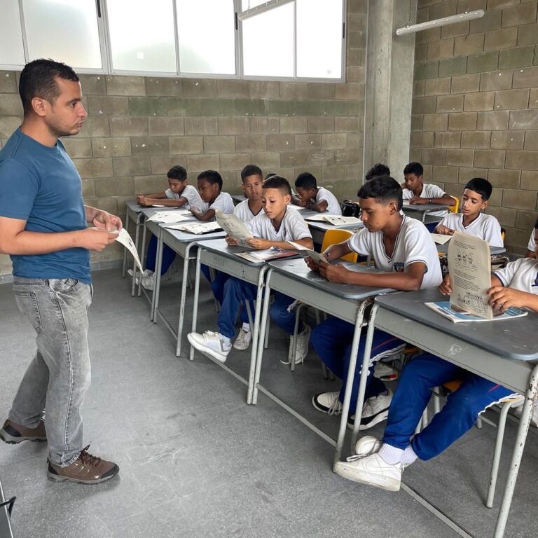 Estudiantes del Diplomado en Historia de Barranquilla escuchan atentos al historiador en clase.