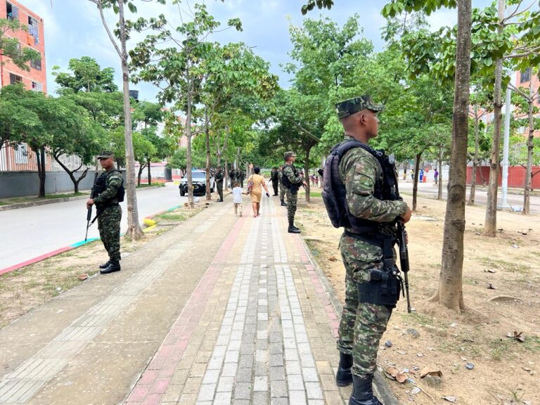 Militares en zonas peatonales de Las Gardenias