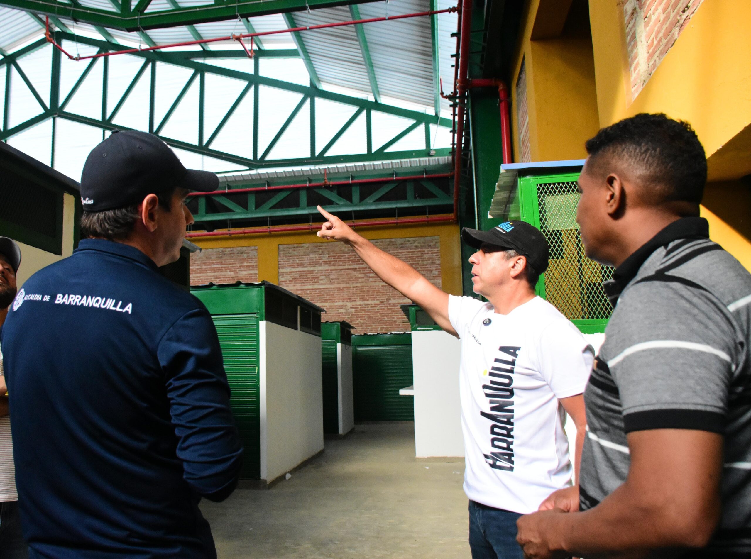 Alcalde visitando obras en el mercado de granos junto a funcionarios