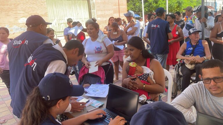 Grupo de funcionarios del Sisbén en atención a personas.