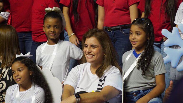 La secretaria de educación Paola Amar, acompañando a los estudiantes, observando el talento local y de la construcción de una ciudad que habla inglés.