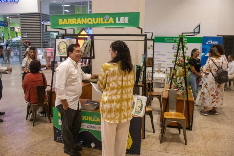 El Secretario de Desarrollo Económico con una ciudadana en feria.