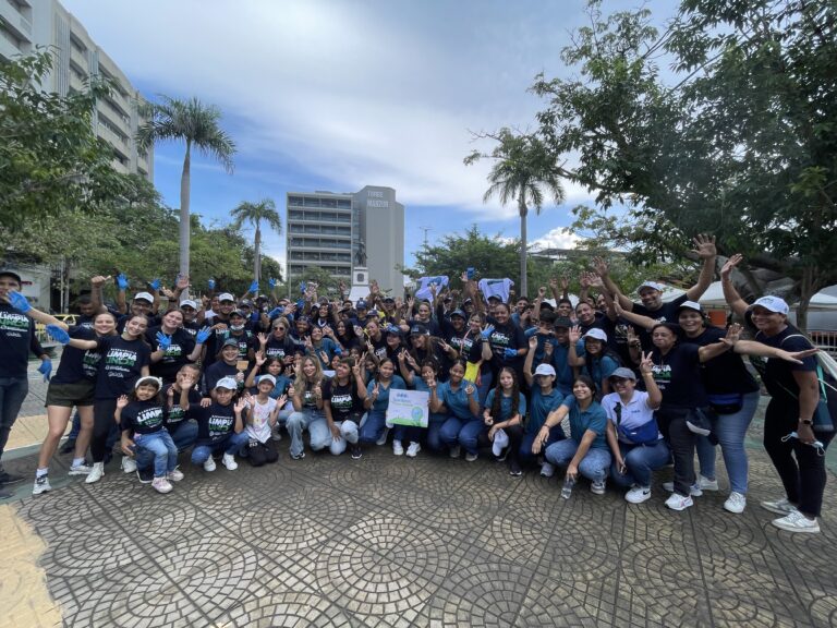 Grupo de voluntarios posando en sitio recuperado, Barranquilla Limpia y Linda.