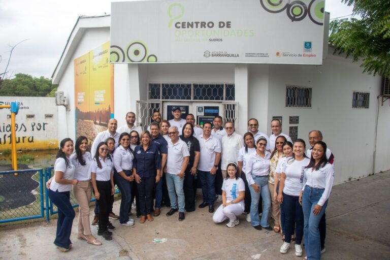 Fachada del Centro de Oportunidades, donde el equipo posa luego de recibir auditoría Icontec a la NTC 6175