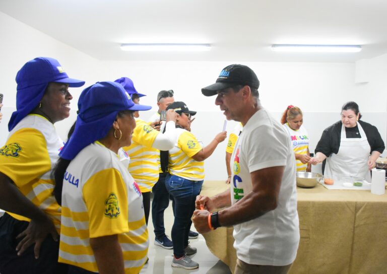 Alcalde Char acompañado a cocineras de playas de Puerto Mocho en capacitación técnicas.