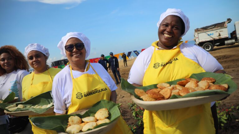 Grupo de cocineras de playa Puerto Mocho mostrando sus preparaciones.