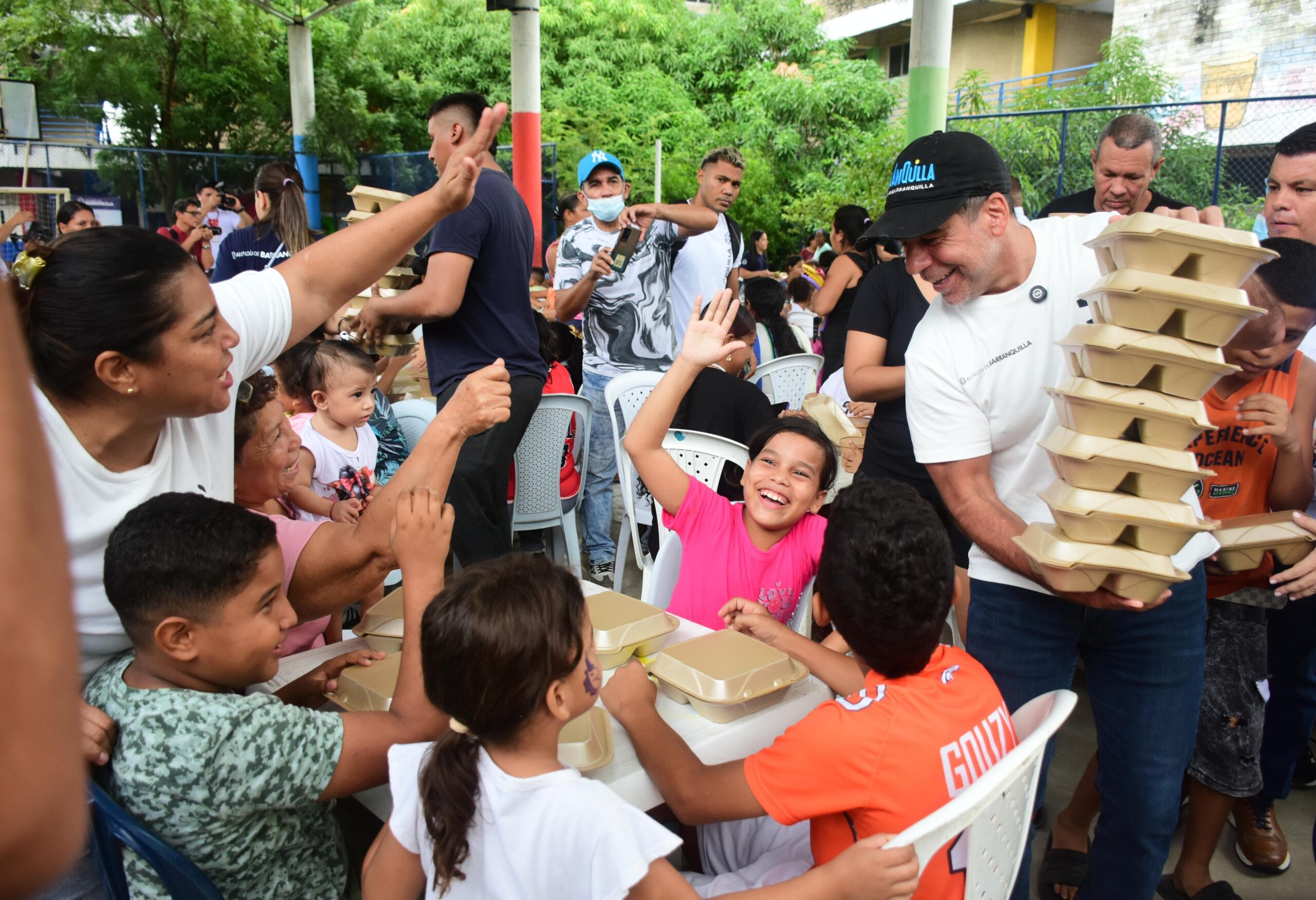 Alcalde Char entrega almuerzos a niños en comedor El Pueblo.