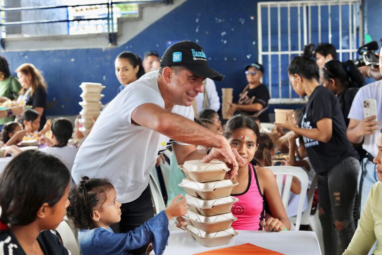 Alcalde Char reparte desayunos a niños en IED Miguel Arcangel del barrio la Luz