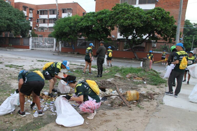 Voluntarios y asistentes de CorrEco recolectando basura durante caminata ecológica.