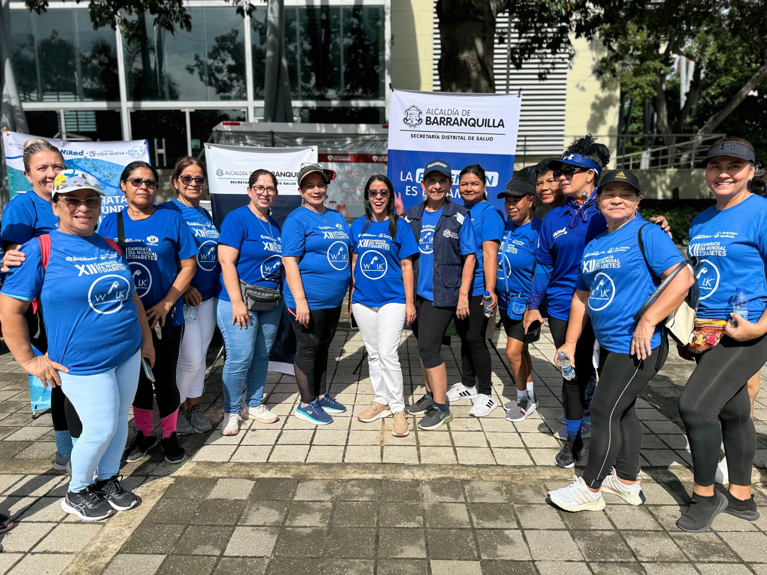 Stephanie Araujo y grupo de mujeres en caminata día mundial diabetes.