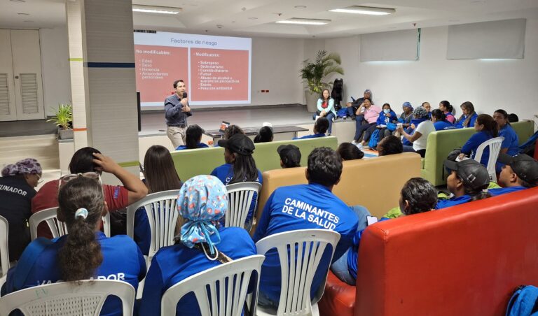 Participantes del taller de prevención de la diabetes sentados en auditorio.