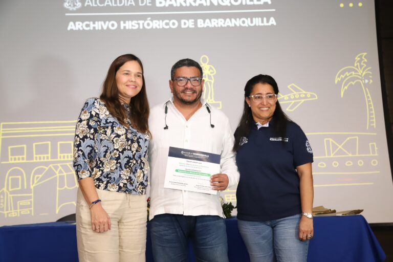 María Teresa Fernández entrega el certificado del diplomado a los participantes.