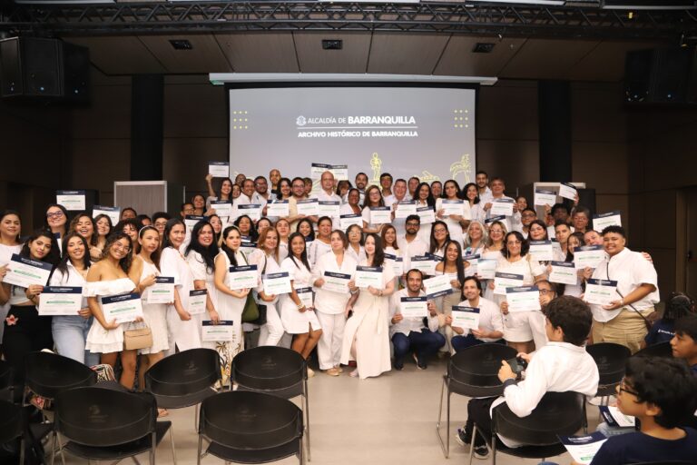 Grupo de personas celebrando su certificación en el diplomado de Historia de Barranquilla.