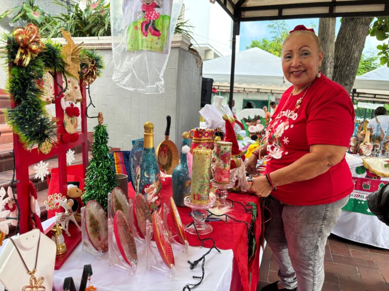 Mujer emprendedora en estand de artesanías.