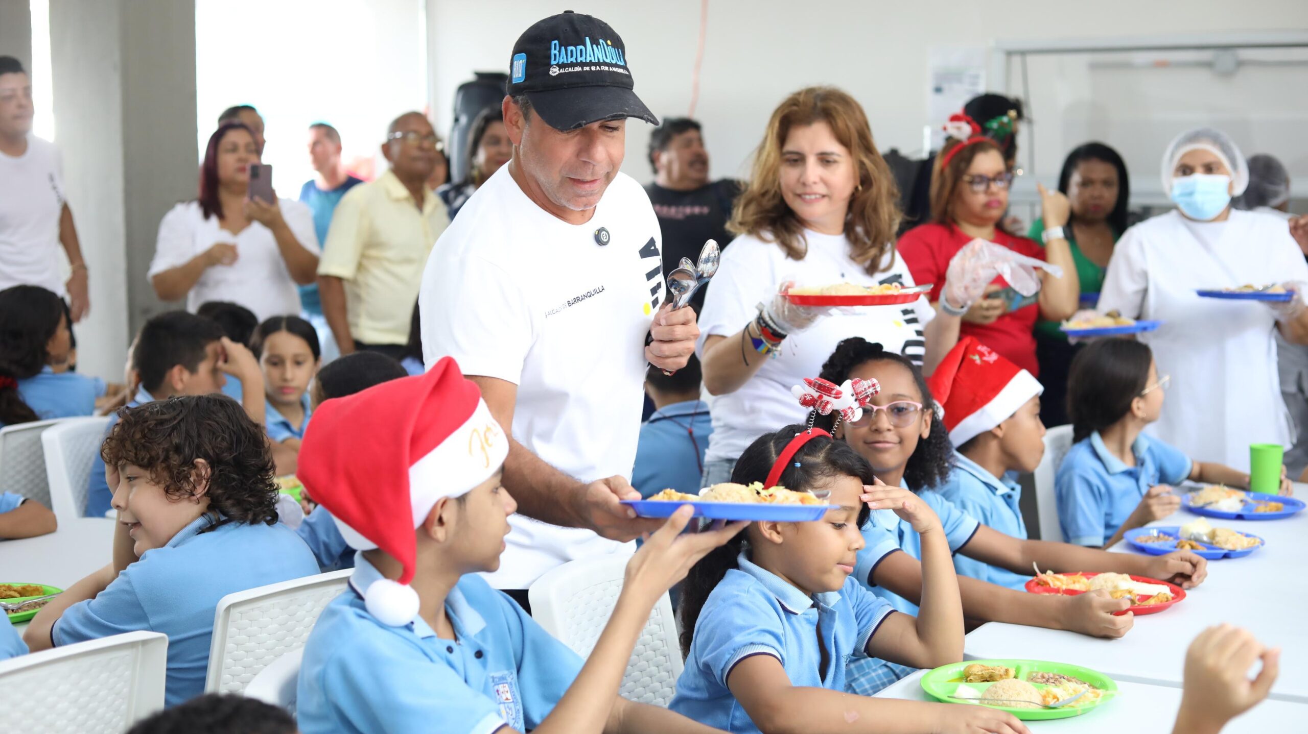 El alcalde Alejandro Char y la secretaia de educación Paola Amar, entregando los alimentos a los niños de la IED Reuven Feuerstein