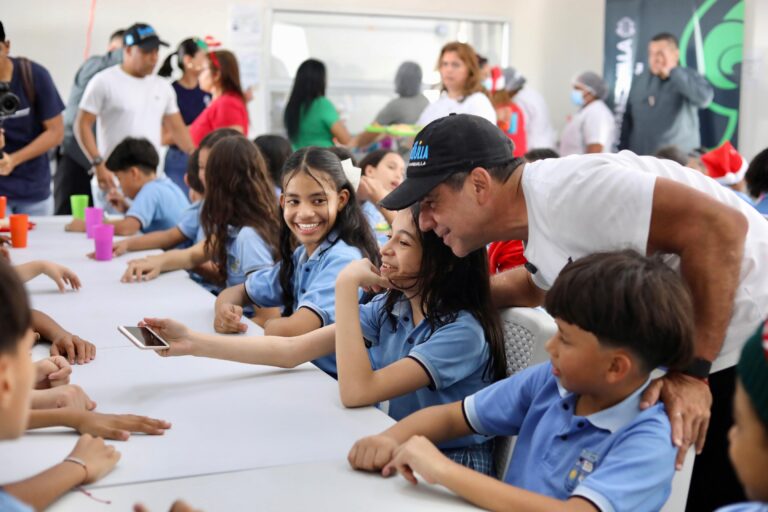 El Alcalde Alejandro Char, saludando a los niños de la IED Reuven Feuerstein