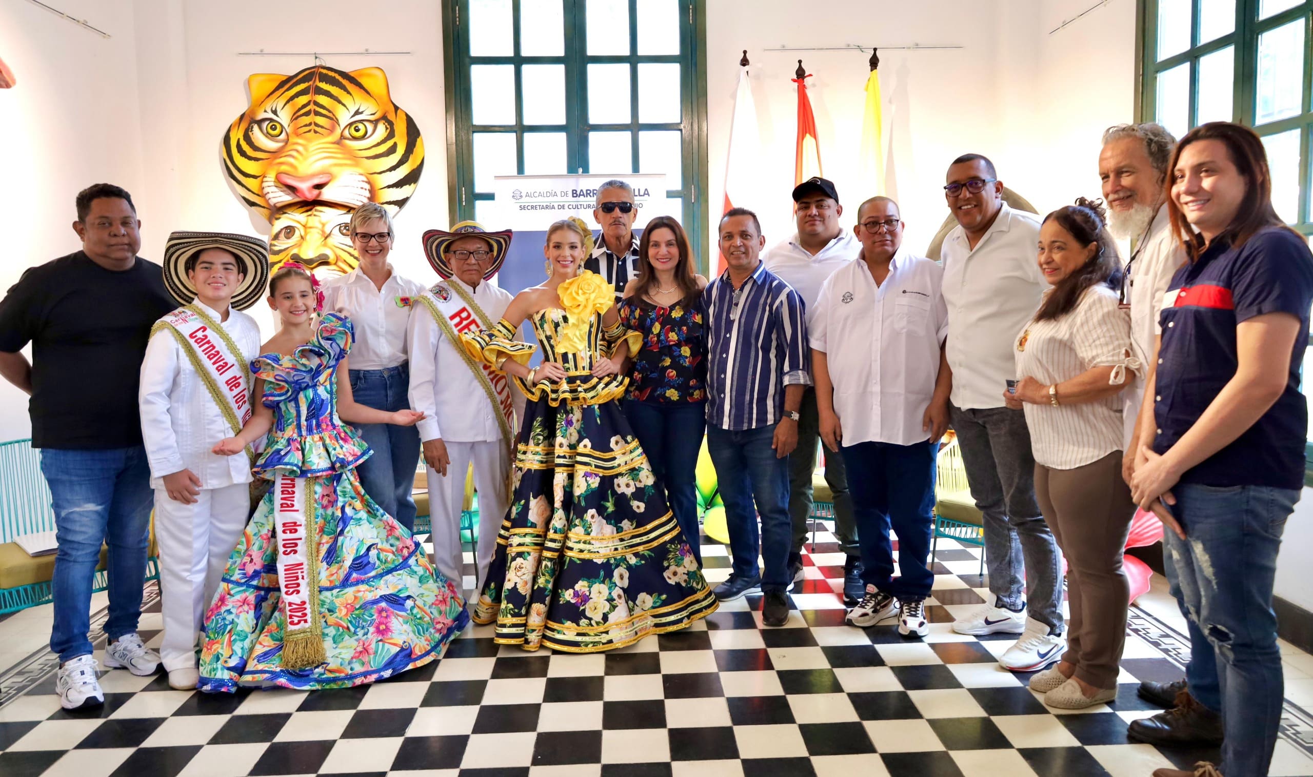 Grupo de hacedores del Carnaval junto a Reina y Rey Momo 2025 y el Secretario de Cultura