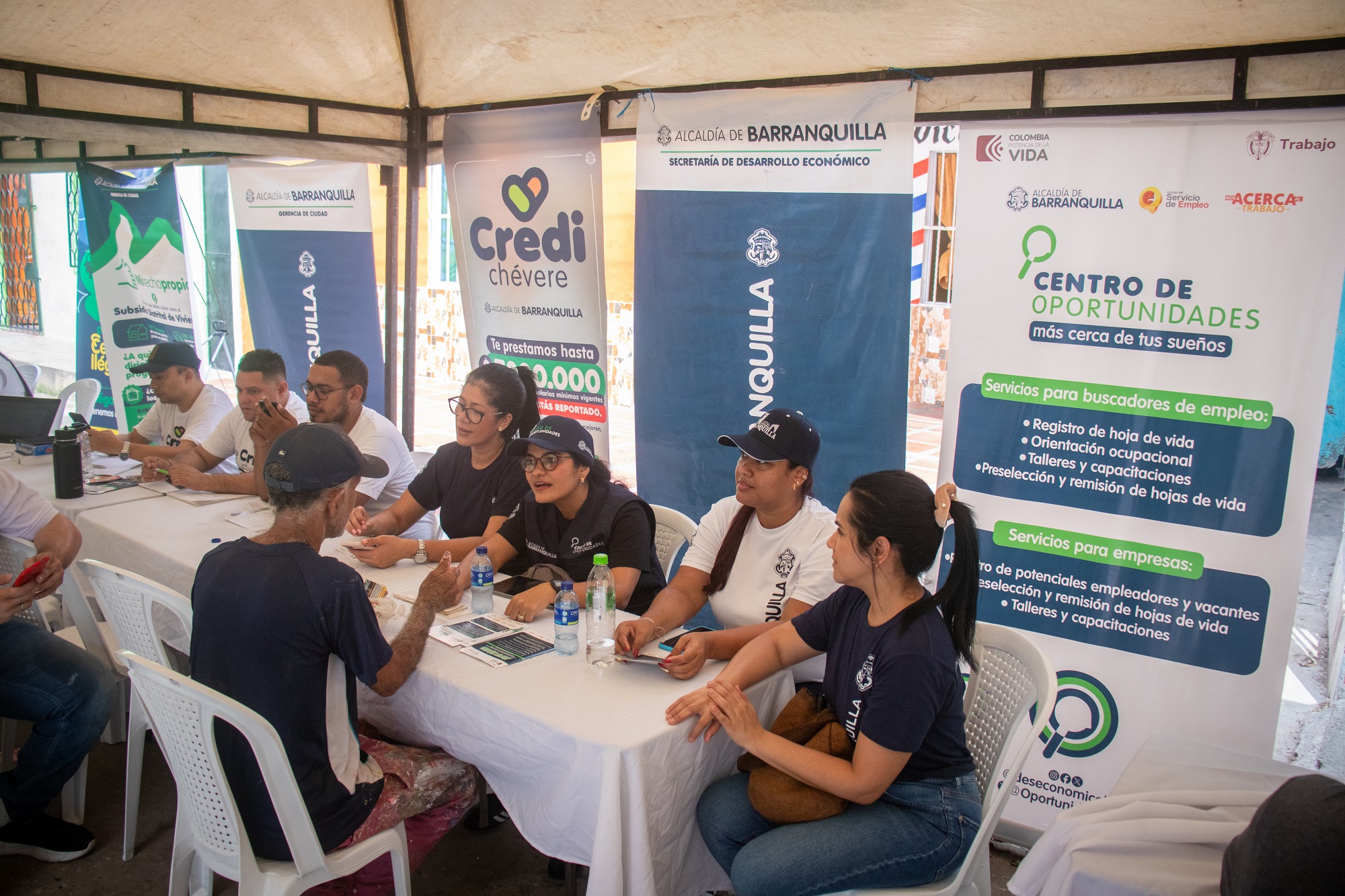 Personal de la Alcaldía de Barranquilla atendiendo en feria de empleo