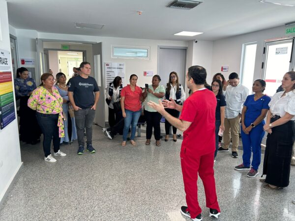 El alcalde Pedro Acosta visita los PASOS de la localidad Riomar