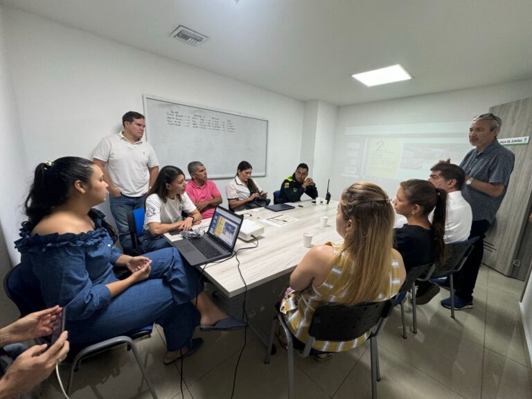 Pedro Acosta reunido con miembros del comité local de Discapacidad de Riomar.