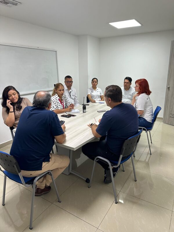 Pedro Acosta en reunión de seguridad con administradores de centro comerciales.