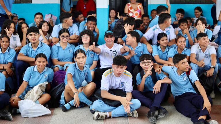 Alcalde Char, Paola Amar entregando almuerzos a estudiantes en IED Reuven.