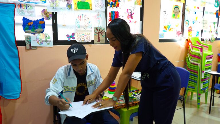 Estudiante beneficiado por el programa, recibiendo clases del profesor, continúando con el proceso escolar una educación de calidad