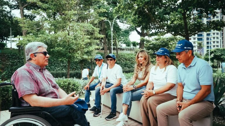 Personas en condición de discapacidad conversando con Ana María Aljure en parque de Barranquilla.