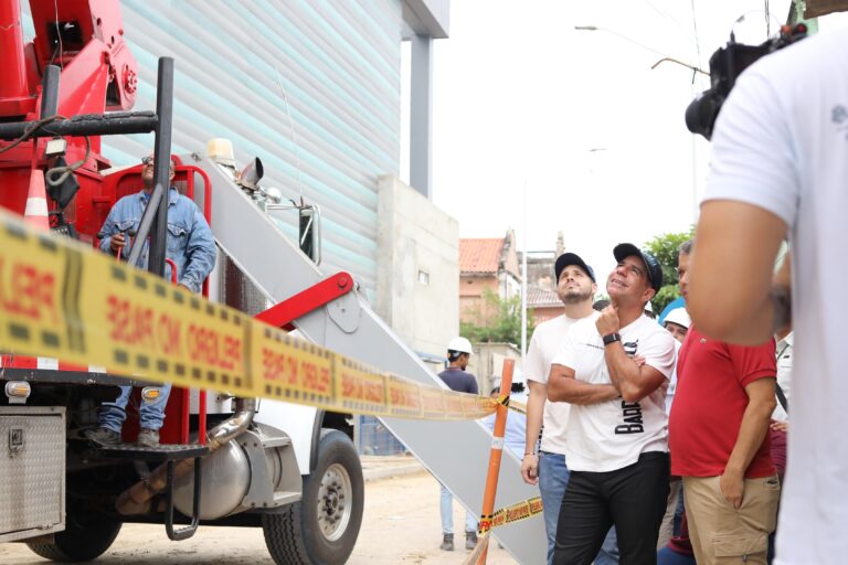 Alcalde Char inspeccionando obras en hospital de Barranquilla.