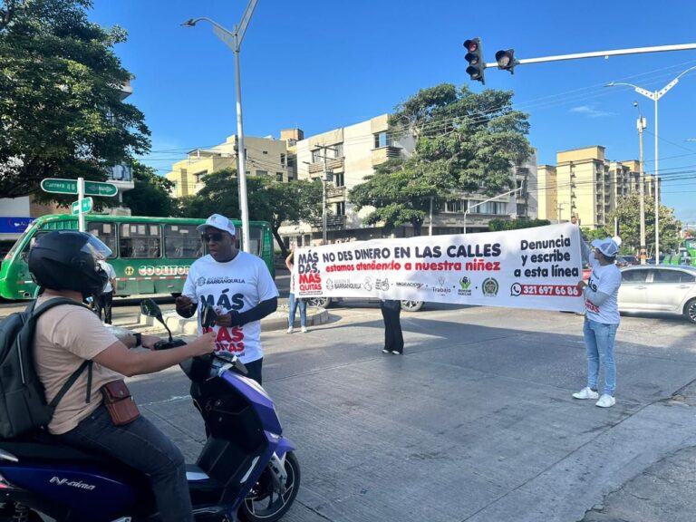 Funcionarios portan pasacalle y socializan estrategia 'Mas das, más quitas' en vías de la ciudad