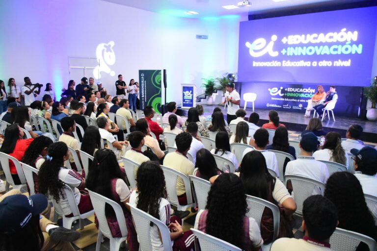 Grupo de personas sentadas en clausura del programa ‘Más educación, más innovación’.