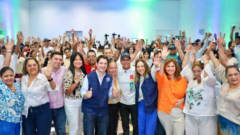 Alcalde Char, Paola Amar y grupo de personas en clausura del programa de educación.