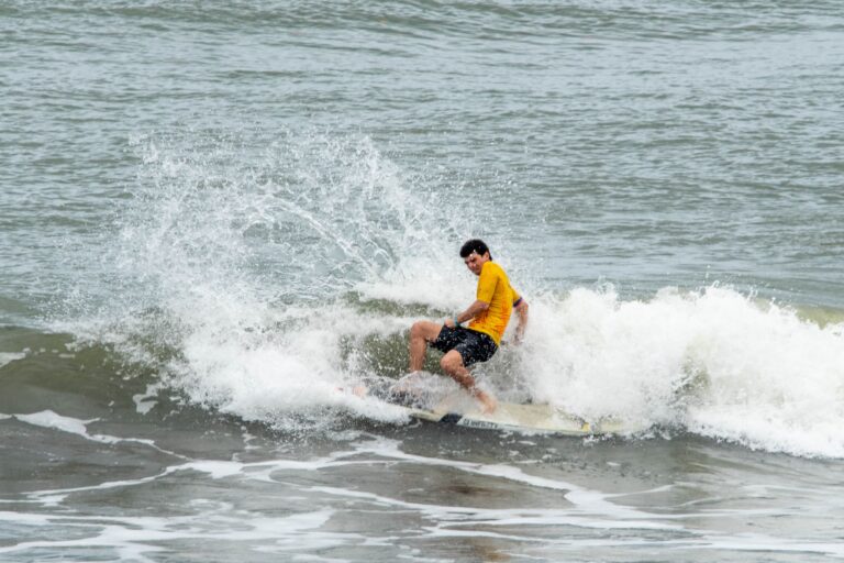 Surfista Pipe Marthe surfeando en las playas de Puerto Mocho