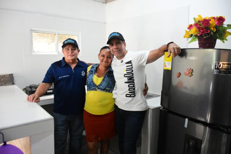 Alcalde Char y Rafael Lafont junto a beneficiaria de mejoramiento en cocina