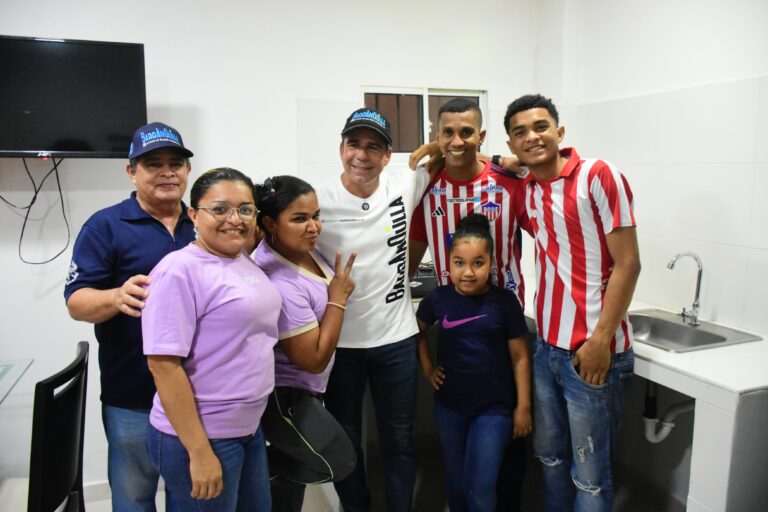 Alcalde Char, Rafael Lafont junto a beneficiarios Mejoramiento de Viviendas.