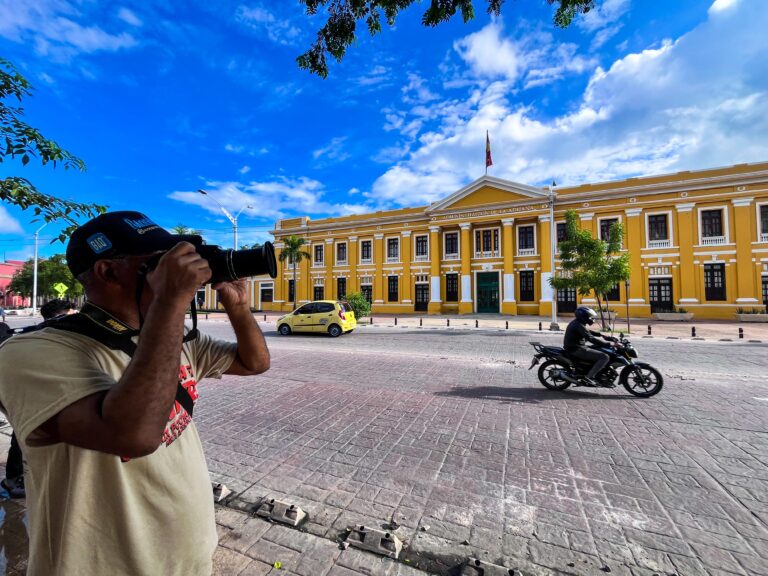 Hombre fotografiando durante recorrido en proyecto Mira al Centro.